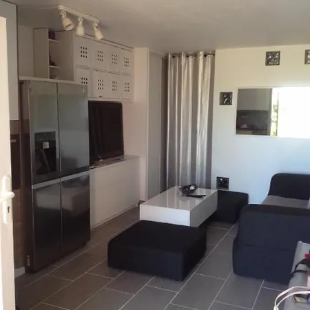 Grand Bord De Piscine Apartment
