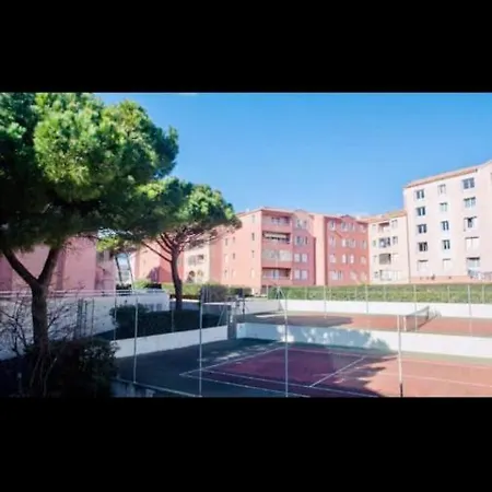 Grand Bord De Piscine